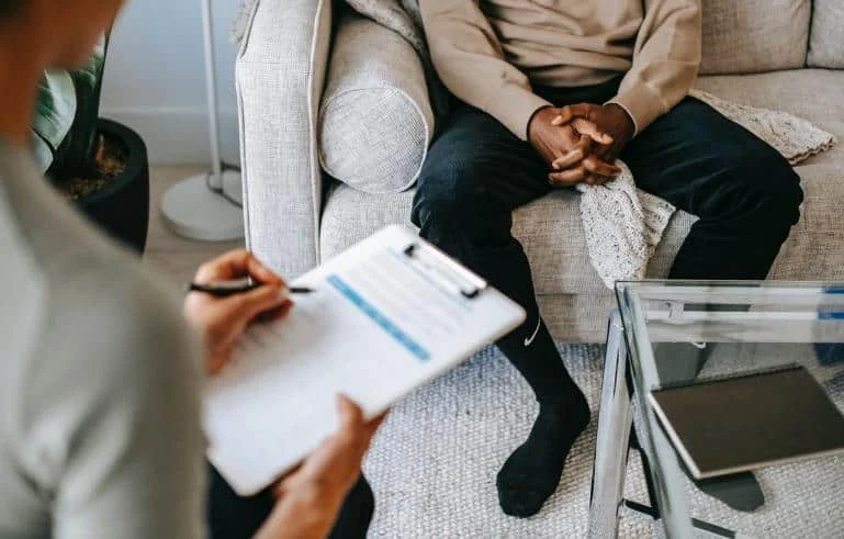 client and psychologist in a therapy session