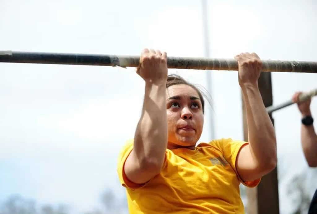 woman doing pull-up