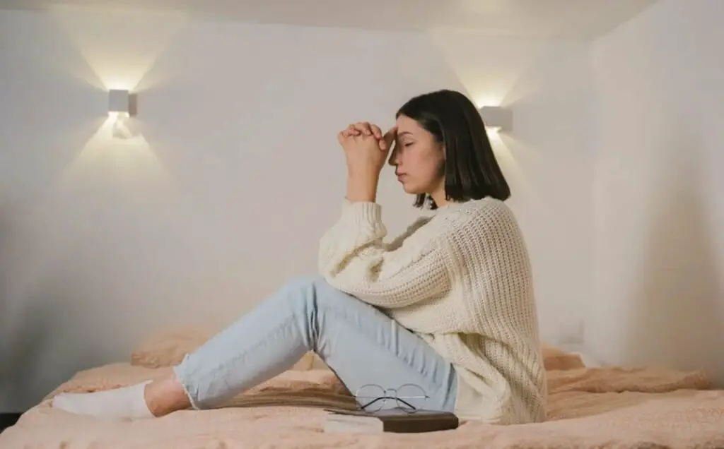 women praying before bed